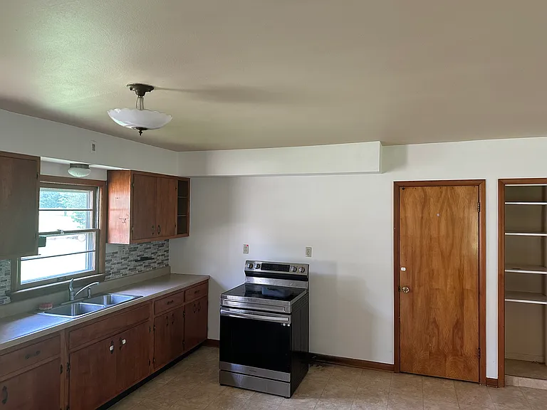 2567 Oak Dr — Photo 6