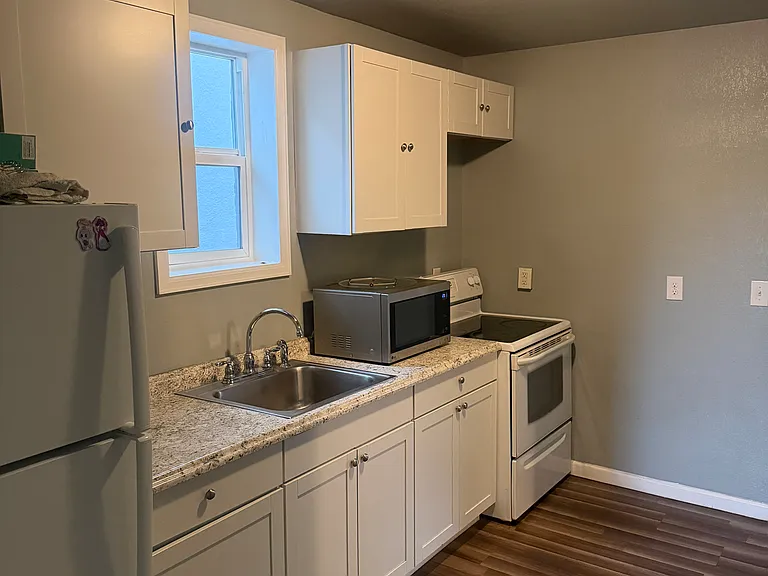 1217 Elm St — Photo 2