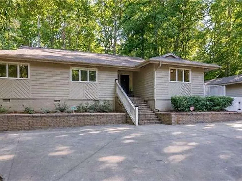 8 Tanglewood Rd — Photo 2