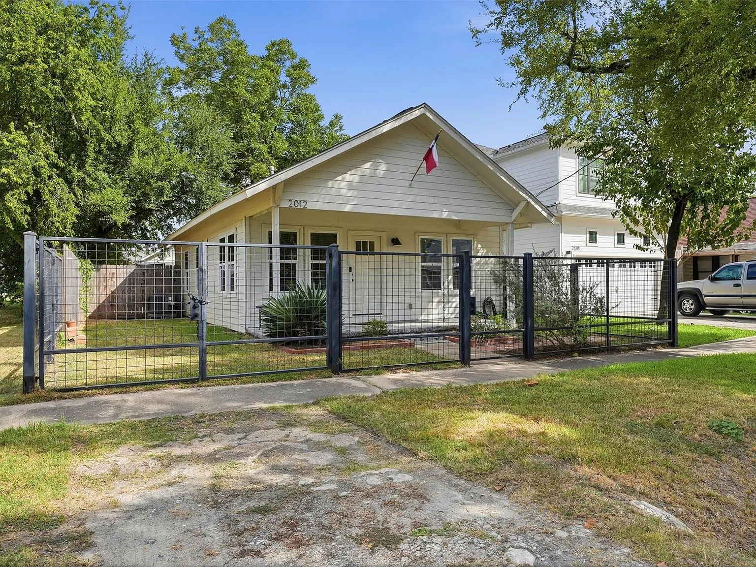 2 bed, 1.0 bath, 830 sqft, $2,350 — Photo 3