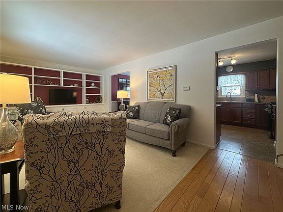 4th image of 7915 Brookwood Dr NE