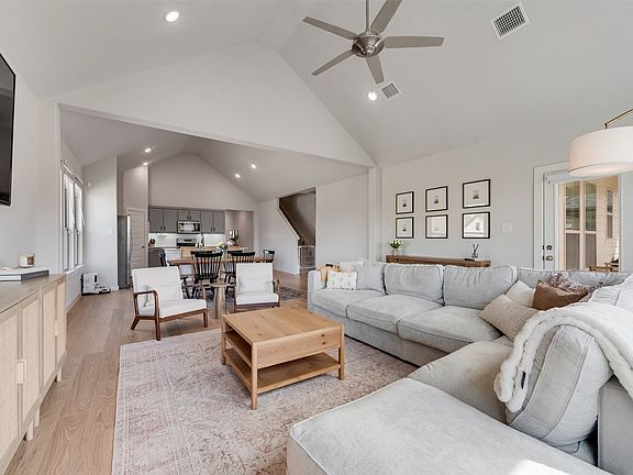 5th image of 2037 Dovedale Dr
