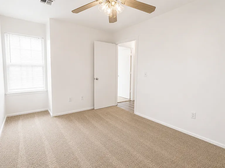 Cape Cod Apartments — Photo 32