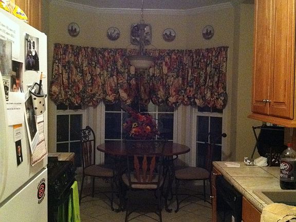 Kitchen w/breakfast nook