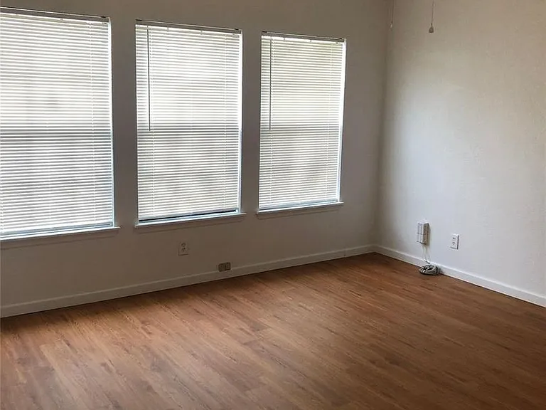 2021 Meadow Park Dr — Photo 4