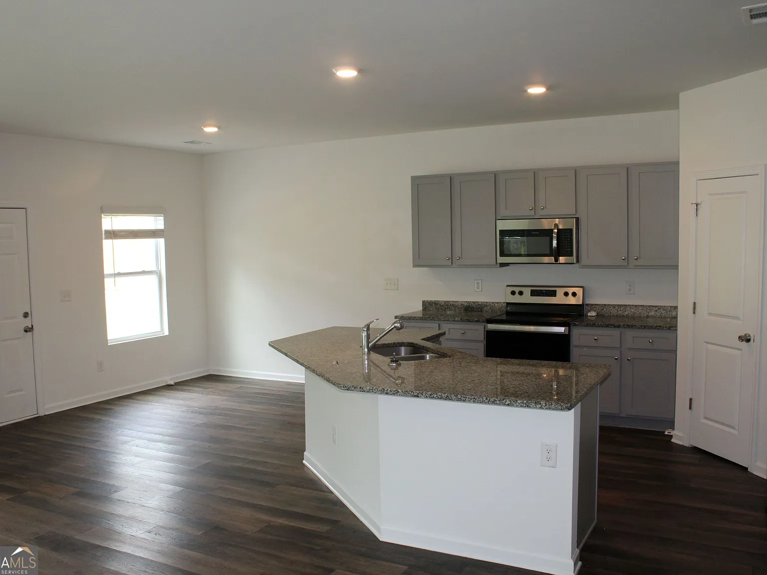 4 bed, 3.0 bath, $2,400 — Photo 3