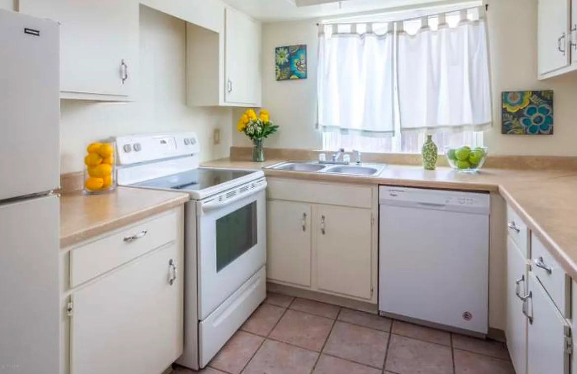 3 bed, 2.5 bath, 1425 sqft, $500 — Photo 3
