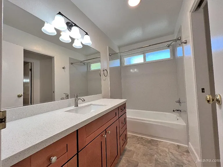 1403 Oxford St — Photo 12