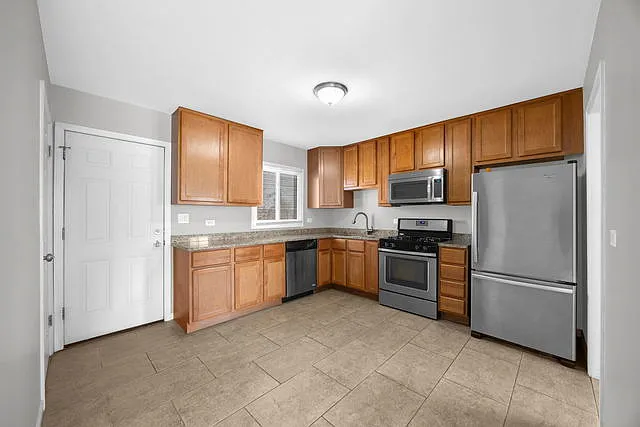 3 bed, 900 sqft, $2,700 — Photo 3