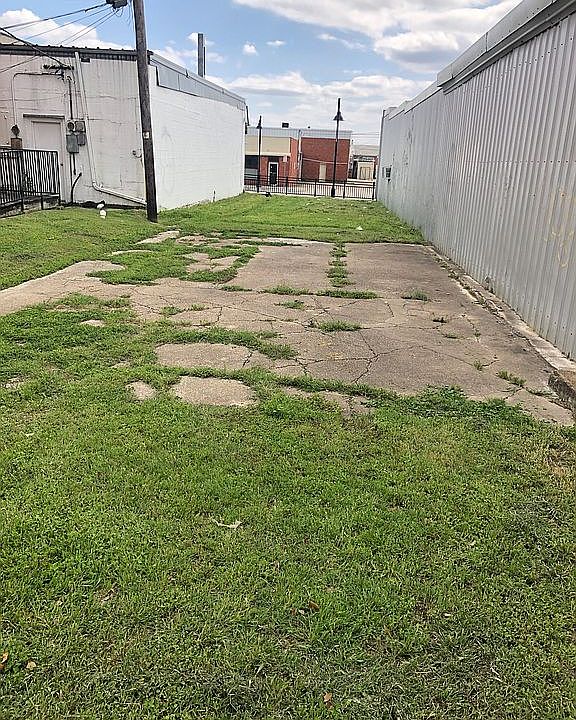 1st image of 209 E Avenue C