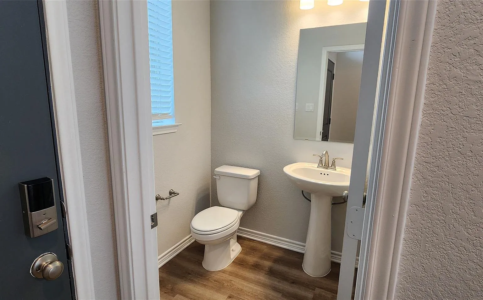 3 bed, 2.5 bath, 1621 sqft, $2,299 — Photo 3