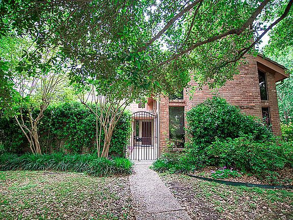 Welcome to 5734 Council Grove in the heart of Inwood Forest.