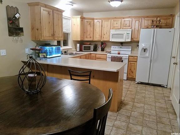 3rd image of 730 N Blackhorse Dr