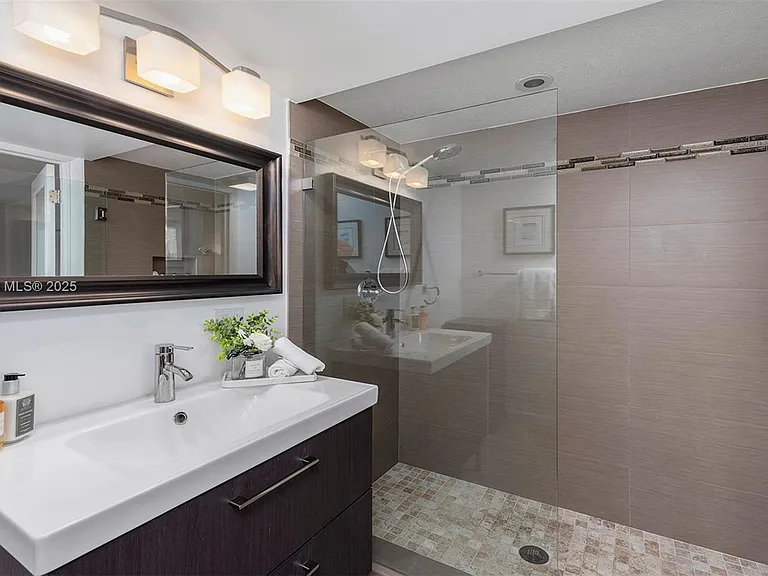 2301 Collins Ave #301 — Photo 17