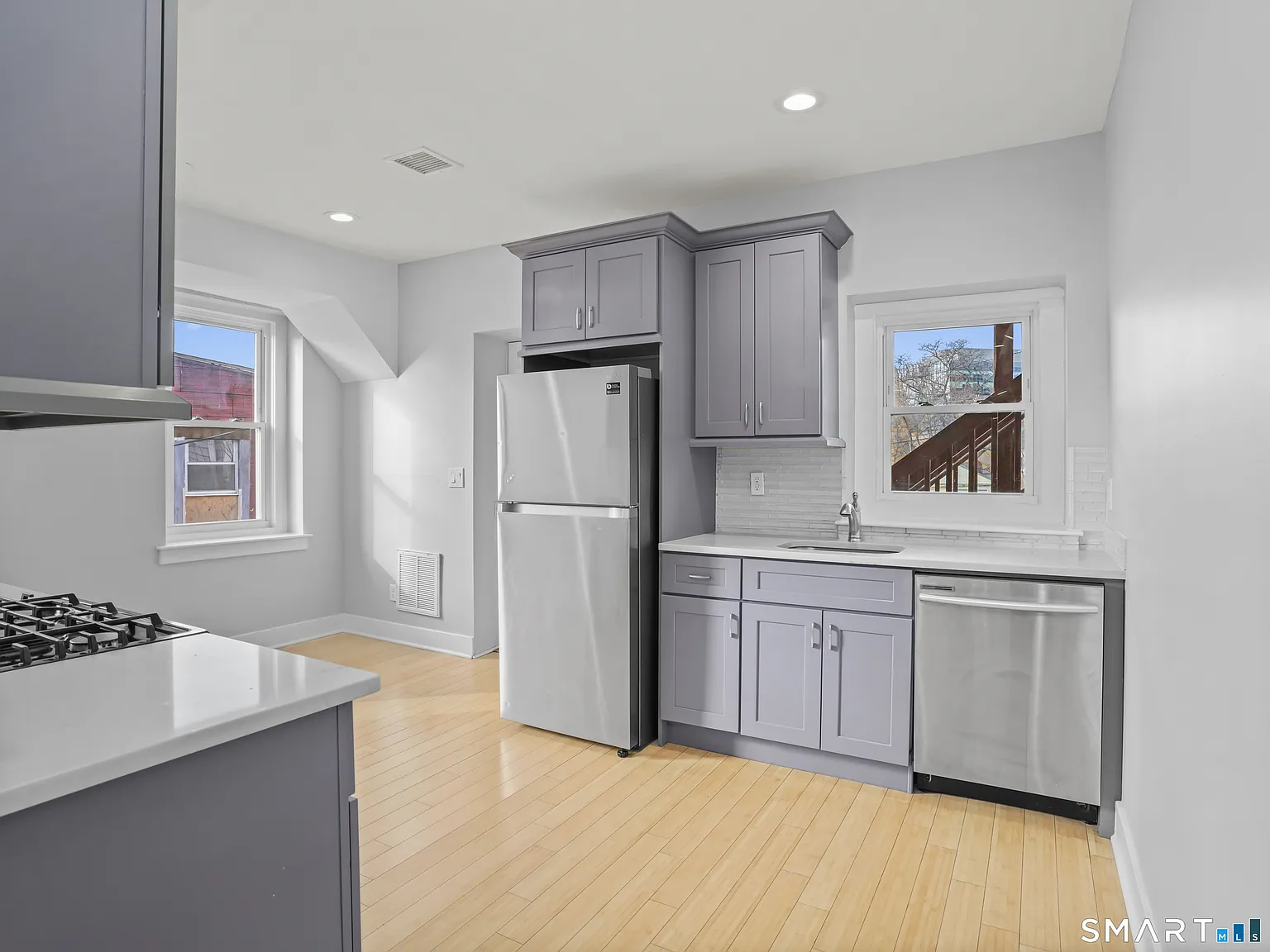 3 bed, 2.0 bath, 1000 sqft, $2,500 — Photo 3