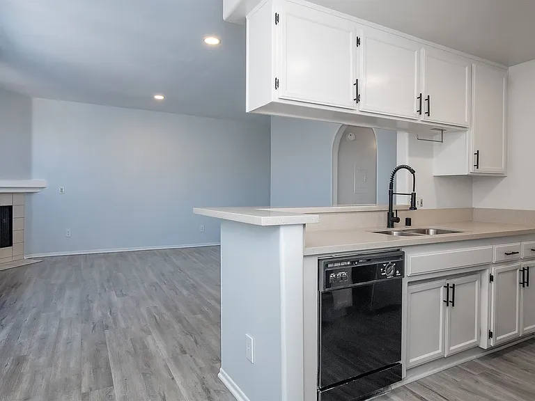 520 N Hollywood Way — Photo 6