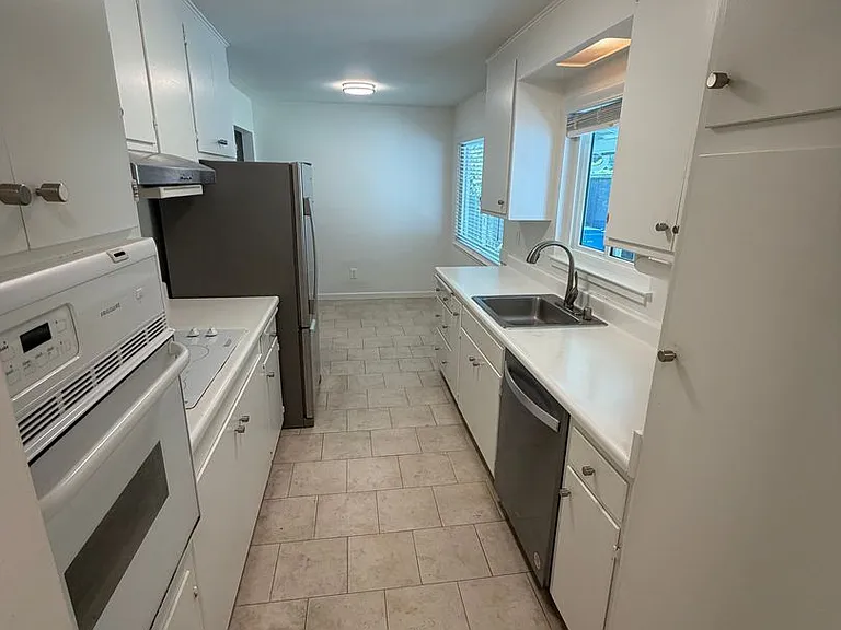 2087 Donald Dr — Photo 2