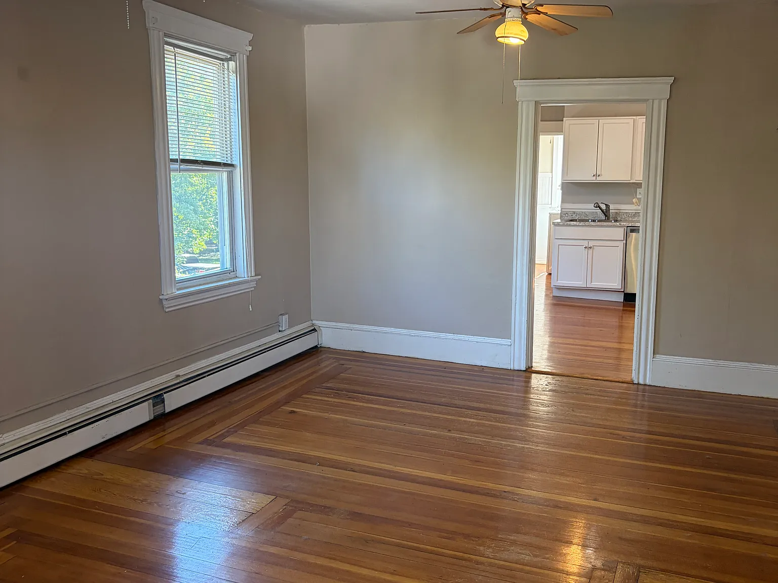 3 bed, 1200 sqft, $2,400 — Photo 4
