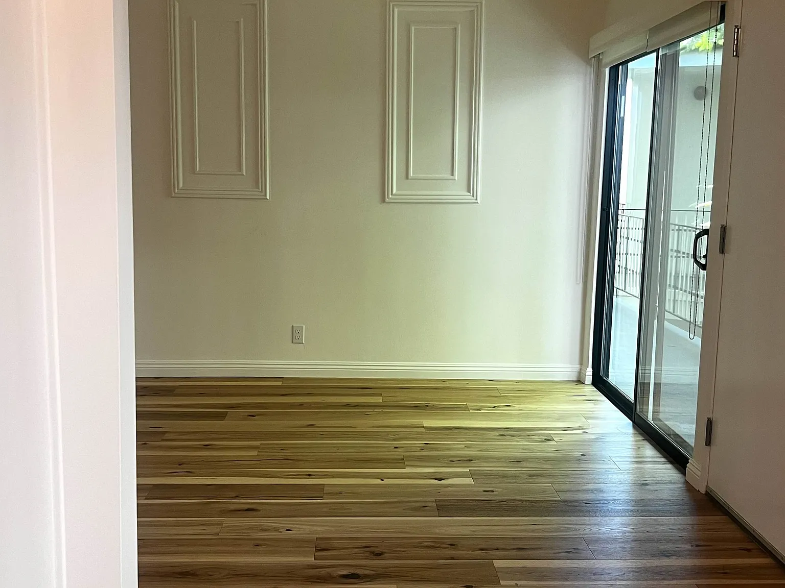 2520 North Beachwood Drive - 6 — Photo 2