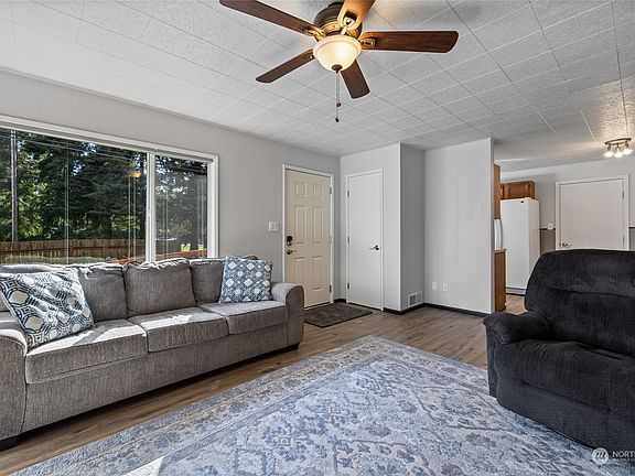 4th image of 3010 67th Avenue W