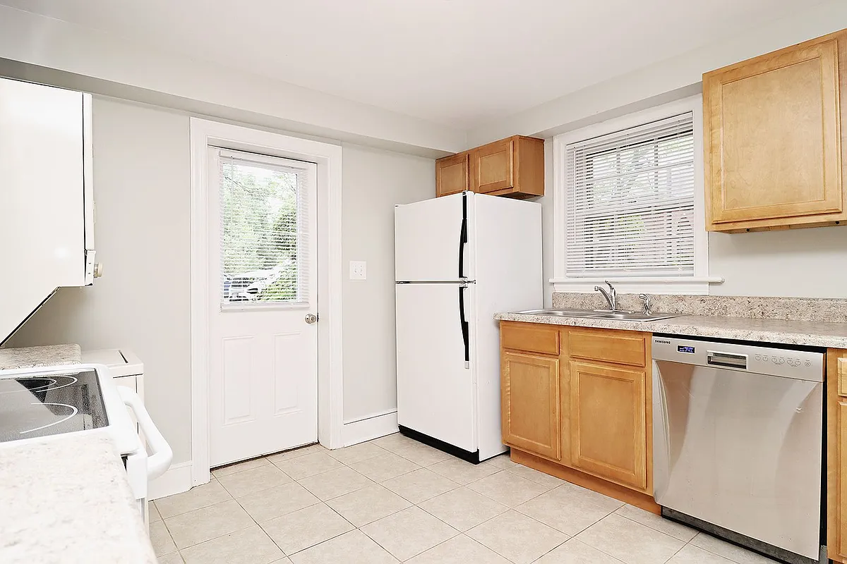 Photo 2 of 12 - 2412 Jefferson Park Ave #B - Charlottesville, VA Building Photo - 2412 Jefferson Park Ave #B