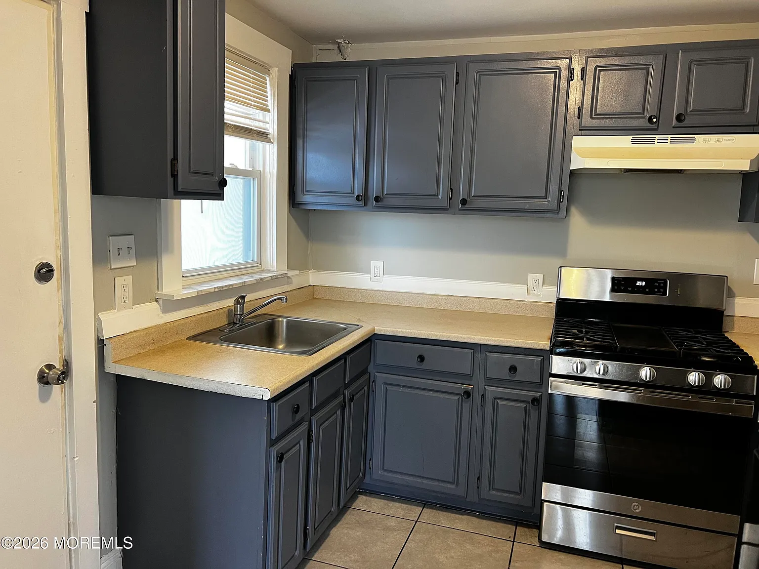3 bed, 1923 sqft, $3,100 — Photo 1