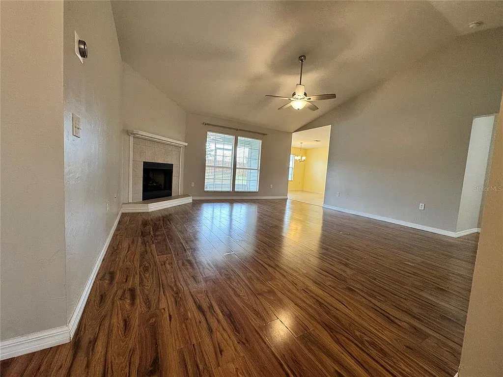 3 bed, 2.0 bath, 1649 sqft, $2,400 — Photo 4