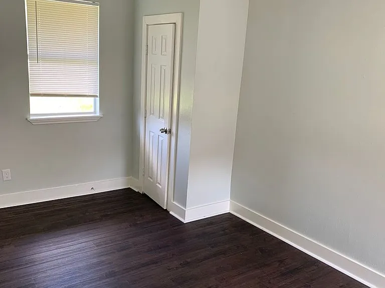 1107 Avenue A — Photo 30