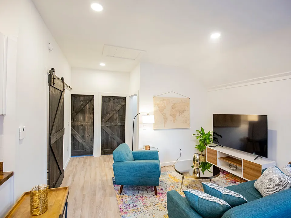127B Howe St #2