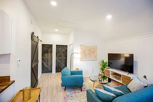 127B Howe St #2 Photo 1