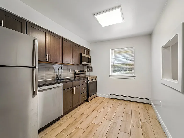 Stratford Apartments — Photo 5