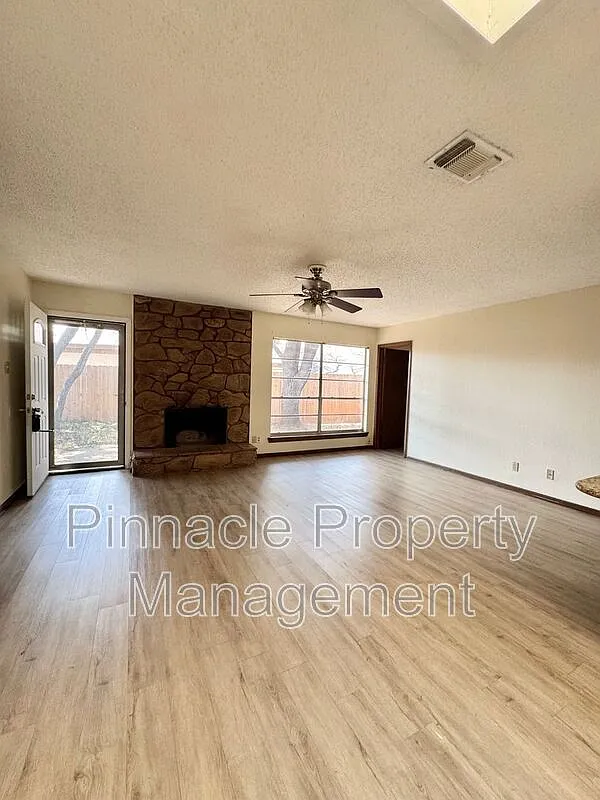 3 bed, 2.0 bath, 1104 sqft, $1,350 — Photo 2