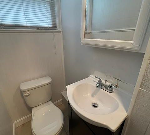3rd image of 215 Illinois St Floor 2