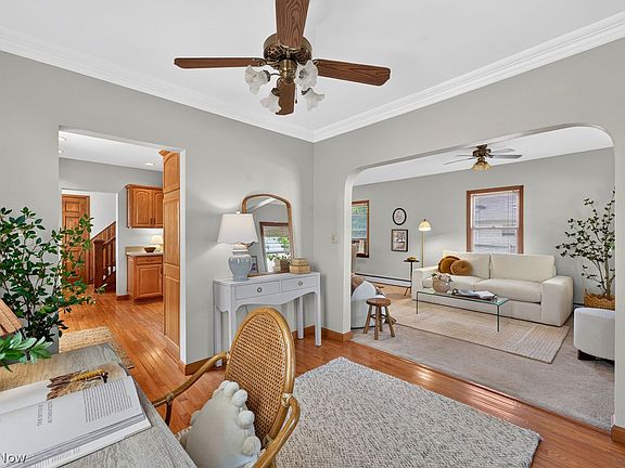 3rd image of 2052 Halstead Ave