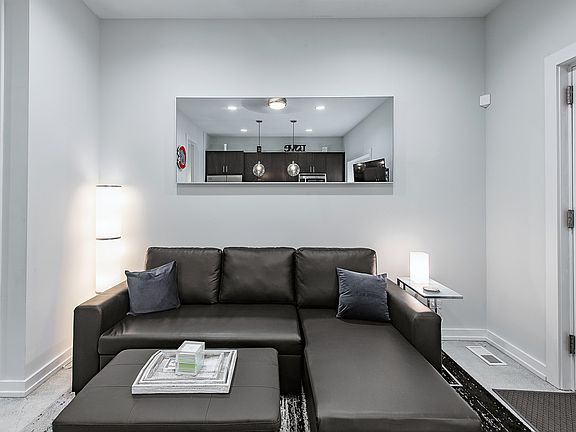 3rd image of 4016 N Kenmore Ave #1NE