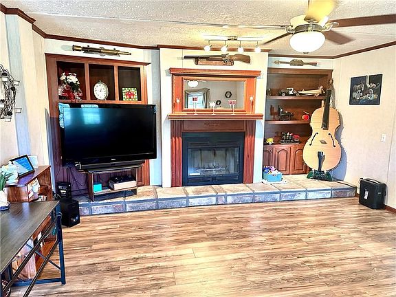3rd image of 863 Farenzie Rd