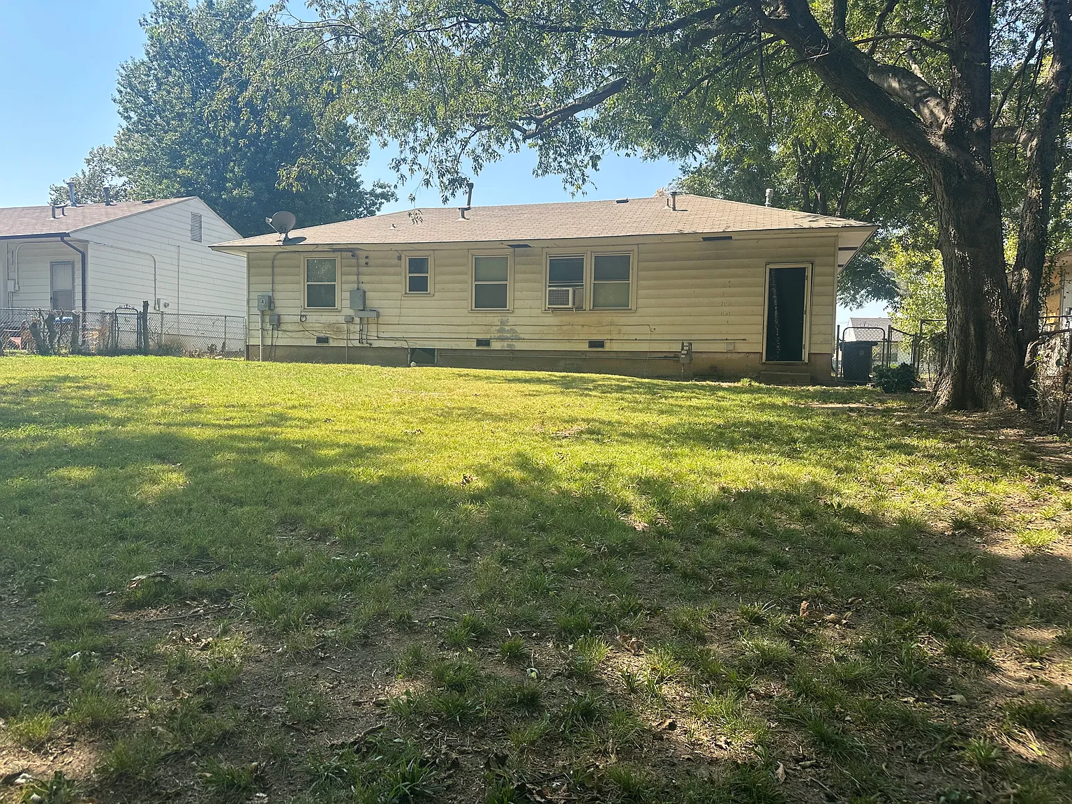 3 bed, 915 sqft, $1,100 — Photo 2