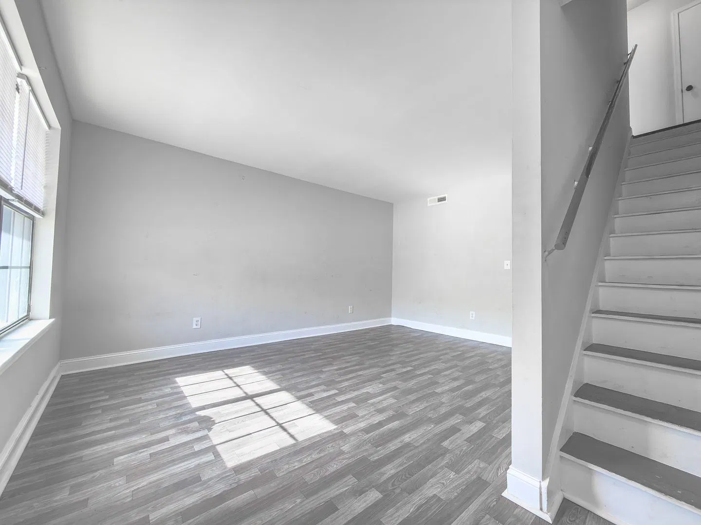 Charming 2BR Townhome in West Ashley Modern, Bright & Ready for You! — Photo 2