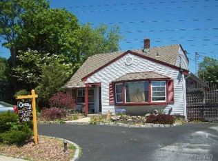 127 Hickory Ln, Levittown, NY 11756