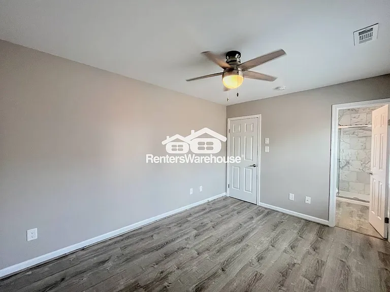 527 W 20th St #402 — Photo 18
