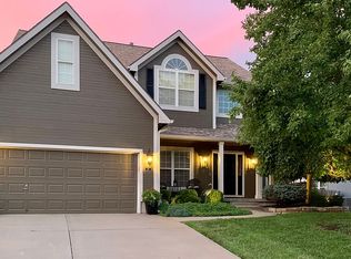 810 Cottonwood Dr, Lansing, KS 66043