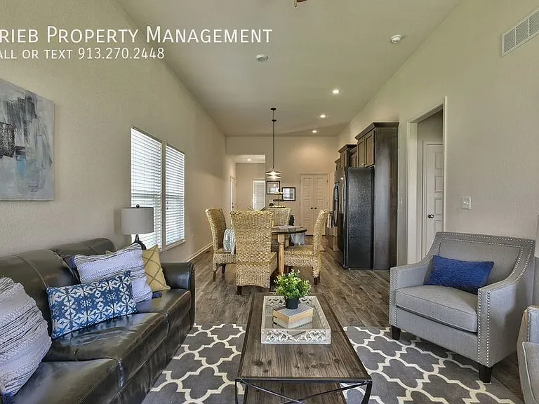 584 S Poplar St — Photo 3