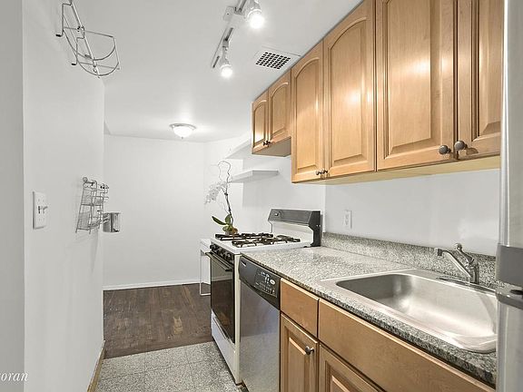 3rd image of 100 W 72nd St APT 3A
