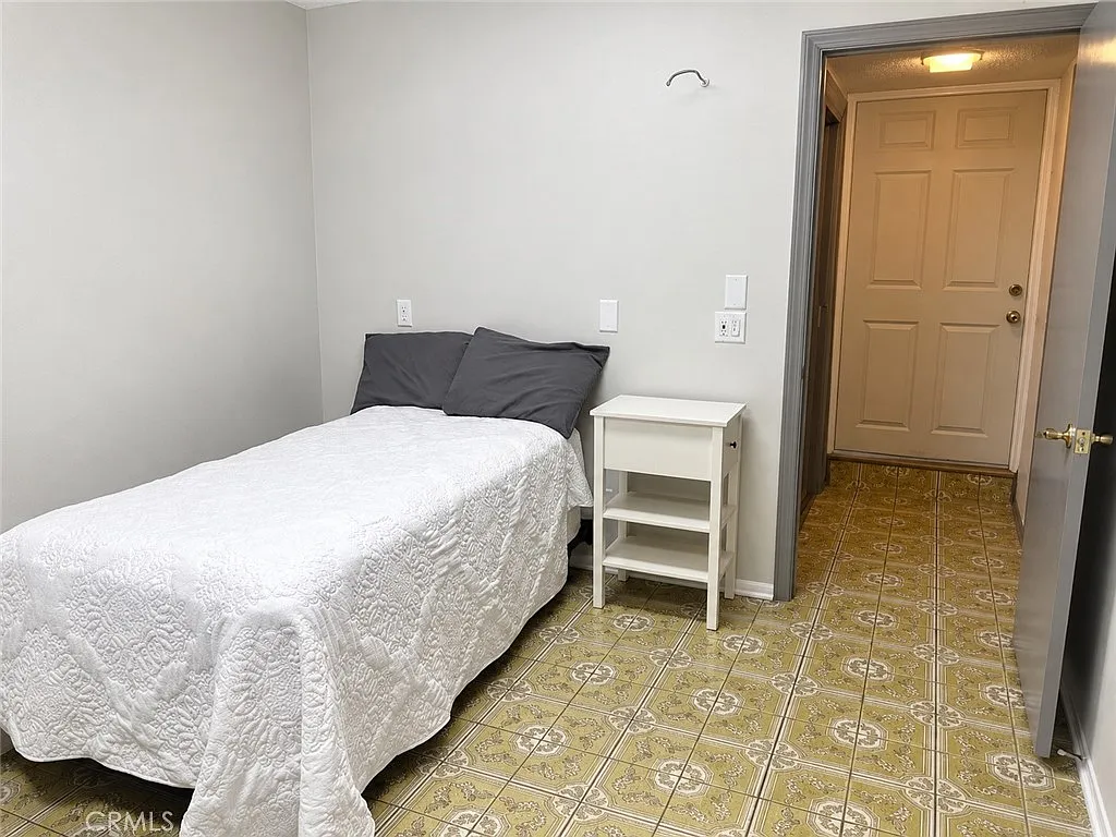 1 bed, 300 sqft, $2,100 — Photo 2