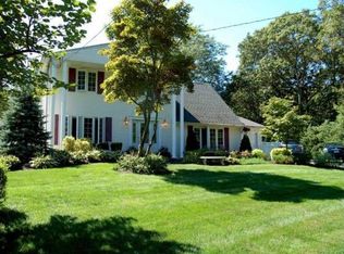 15 Westcliff Dr, Mount Sinai, NY 11766