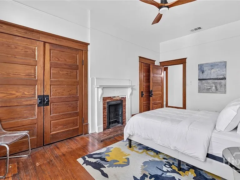 114 W Waldburg St — Photo 22