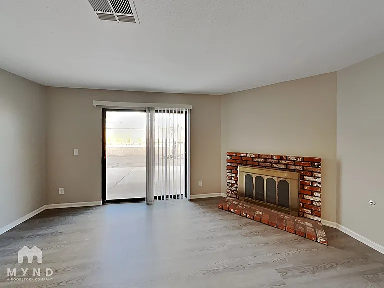 261 Queen Marie Ct — Photo 2