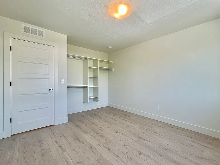 1431 N Meadowglen Ave — Photo 13