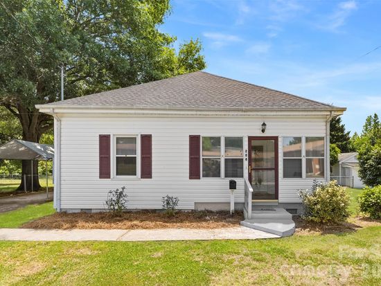 204 Hampshire Ln, Clover, SC 29710