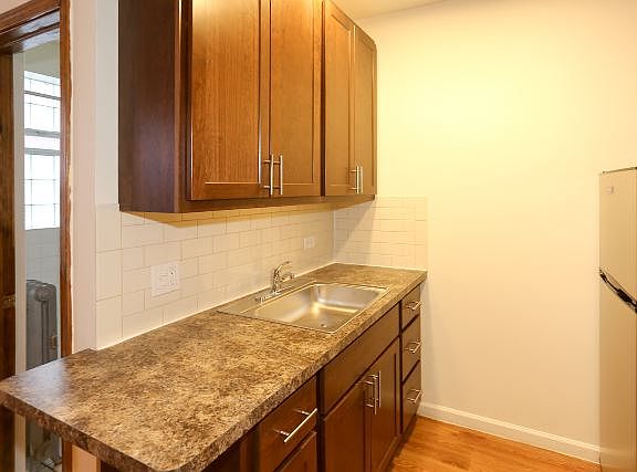 3rd image of 4241 N Kenmore Ave #401